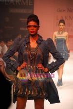 Model walks the ramp for Riddhi Siddhi Show at Lakme Winter fashion week day 1 on 17th Sept 2010 (33).JPG